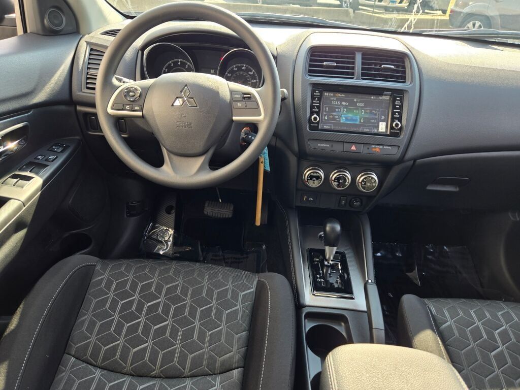 2025 Mitsubishi Outlander Sport ES photo 9