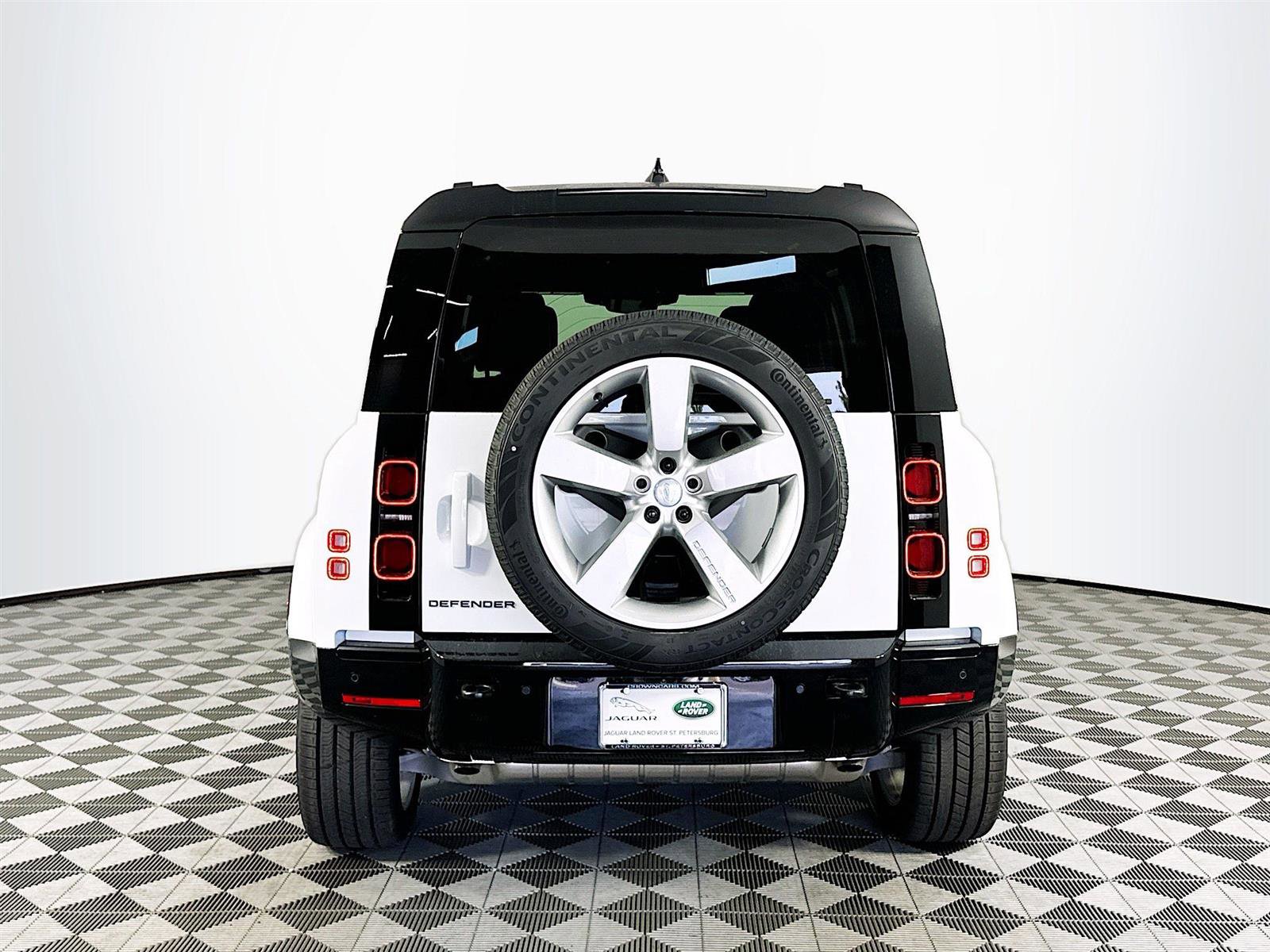 2025 Land Rover Defender 110 X SE photo 3