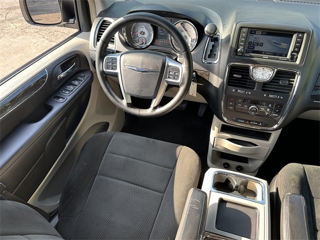 2012 Chrysler Town & Country Touring photo 16