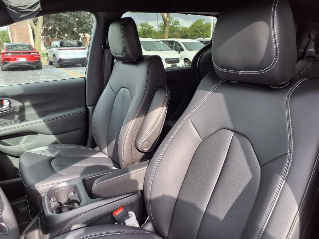 2026 Chrysler Voyager LX photo 9