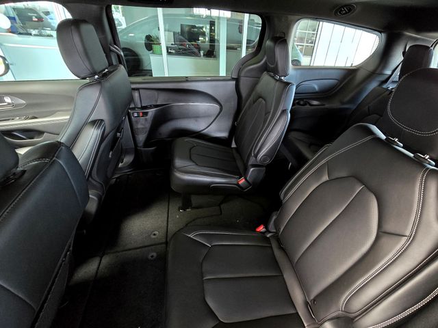 2025 Chrysler Pacifica photo 21