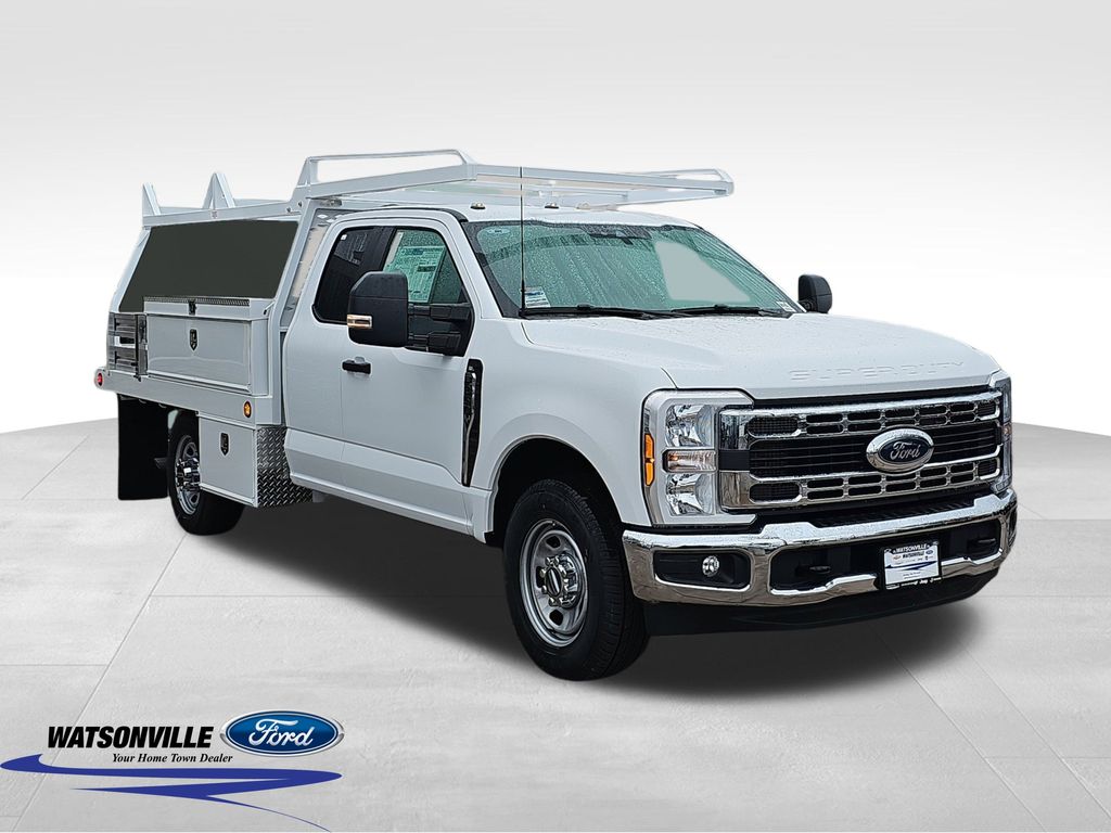 2025 Ford F-350 Super Duty Chassis Cab XL's photo