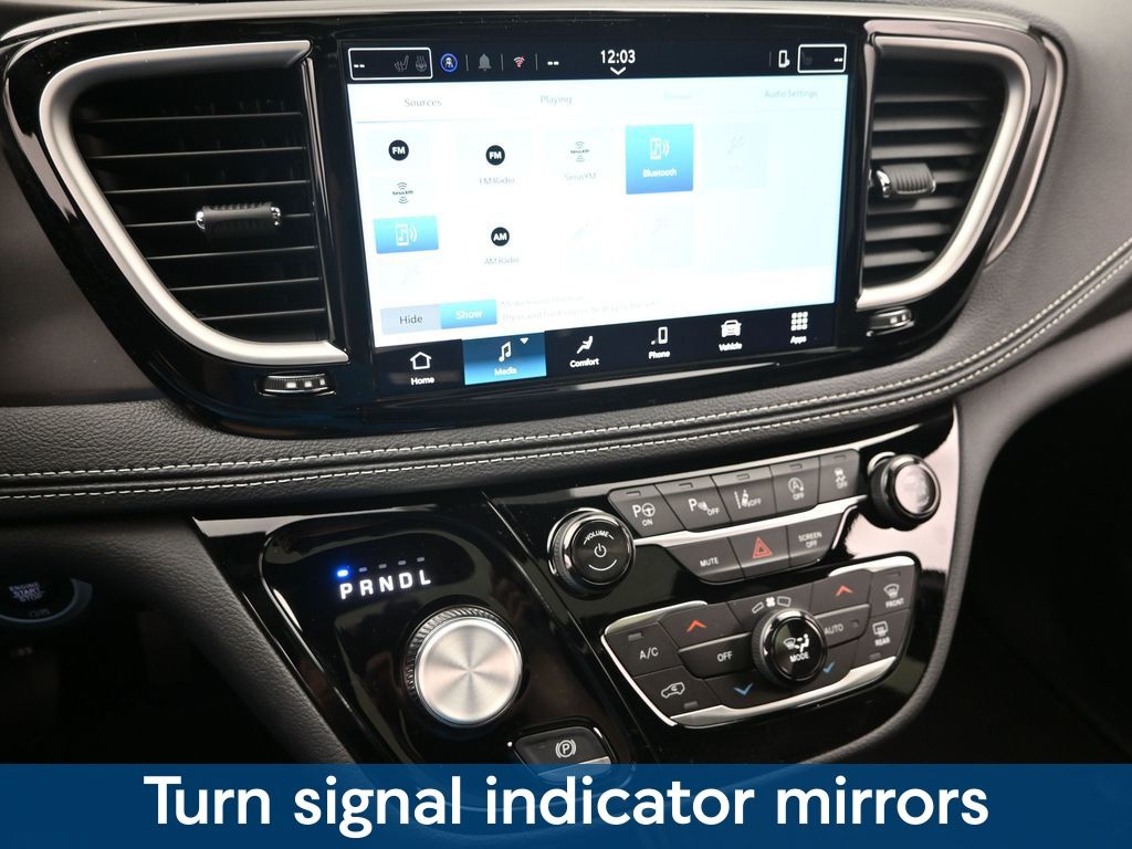2025 Chrysler Pacifica photo 14