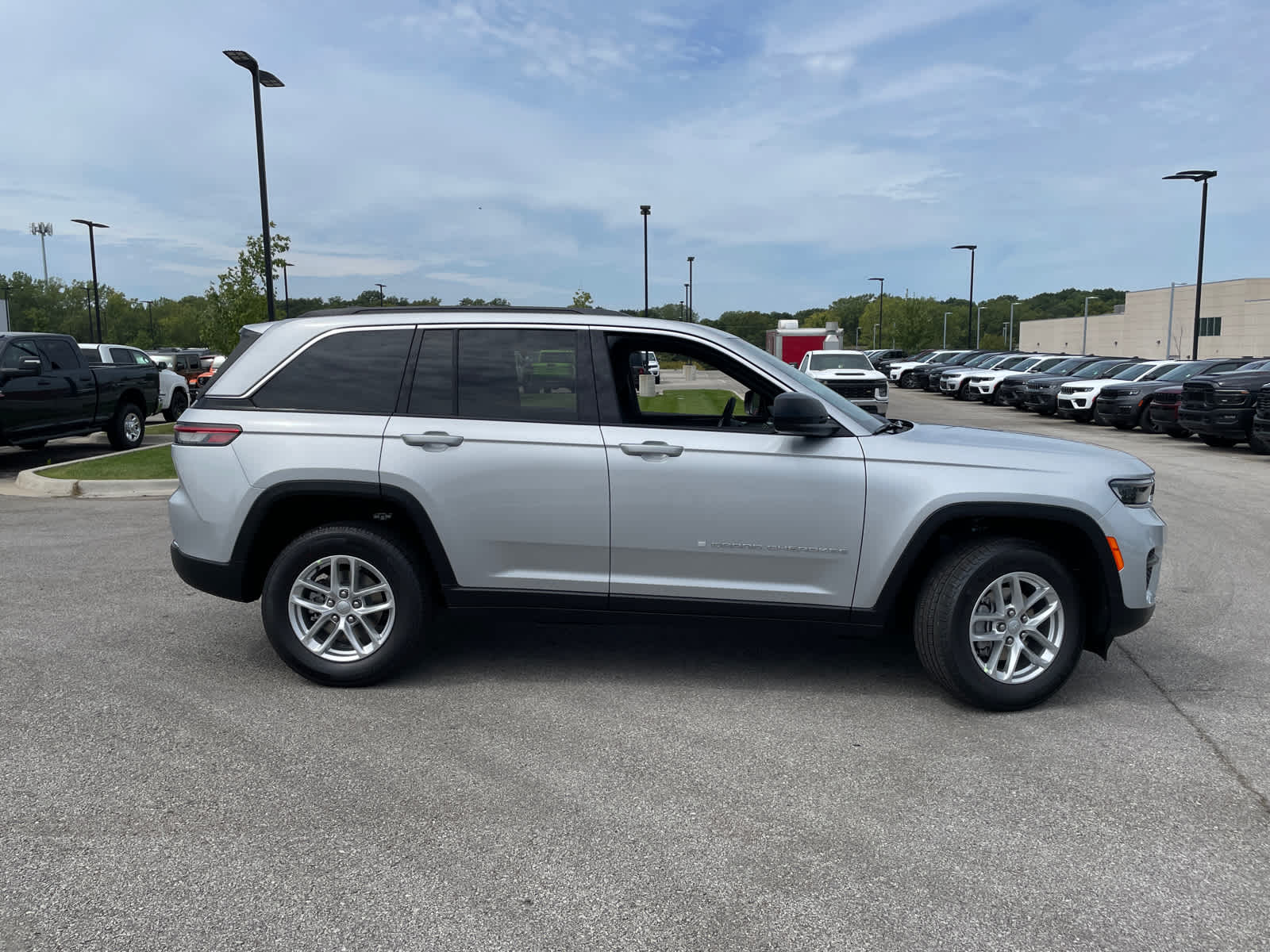 2025 Jeep Grand Cherokee Laredo X photo 7