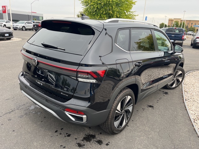 2025 Volkswagen Taos SE photo 4