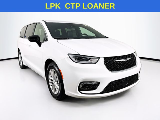 2026 Chrysler Pacifica Select's photo