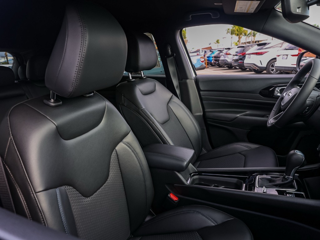 New 2026 Silver Zynith Metallic Clear-Coat Exterior Paint Jeep Latitude image 20