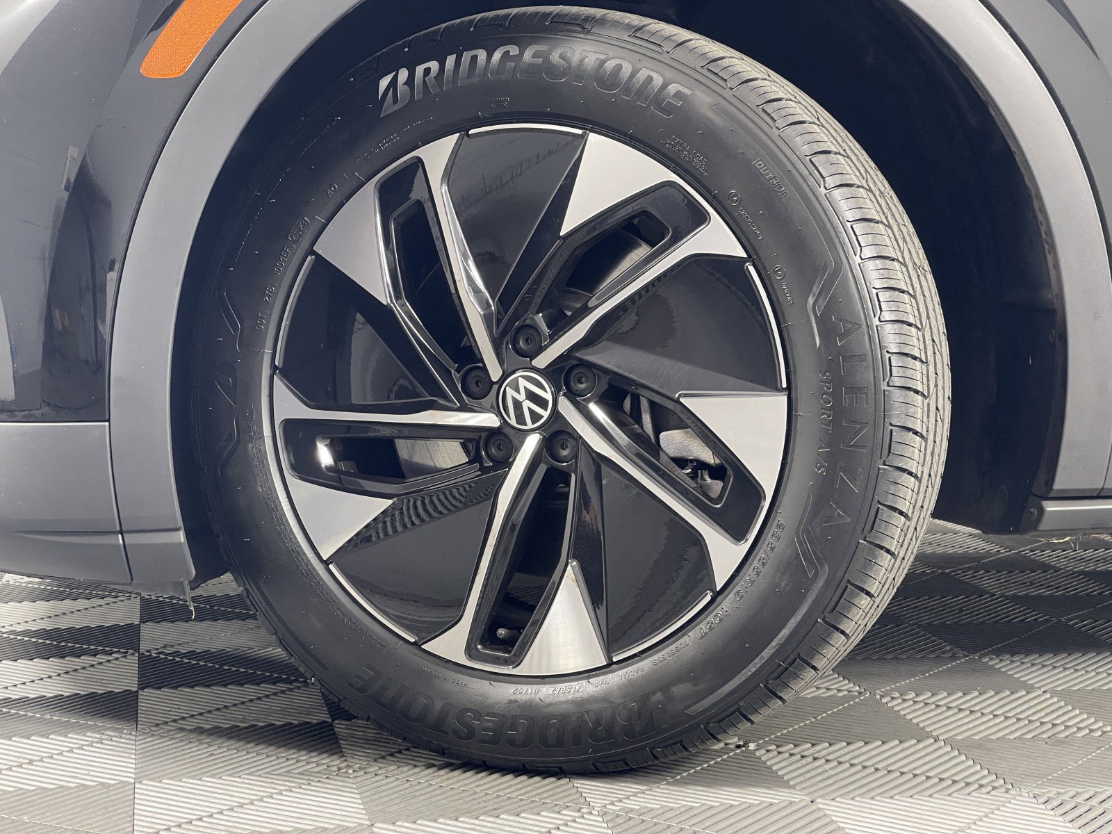 2022 Volkswagen ID.4 Pro photo 4