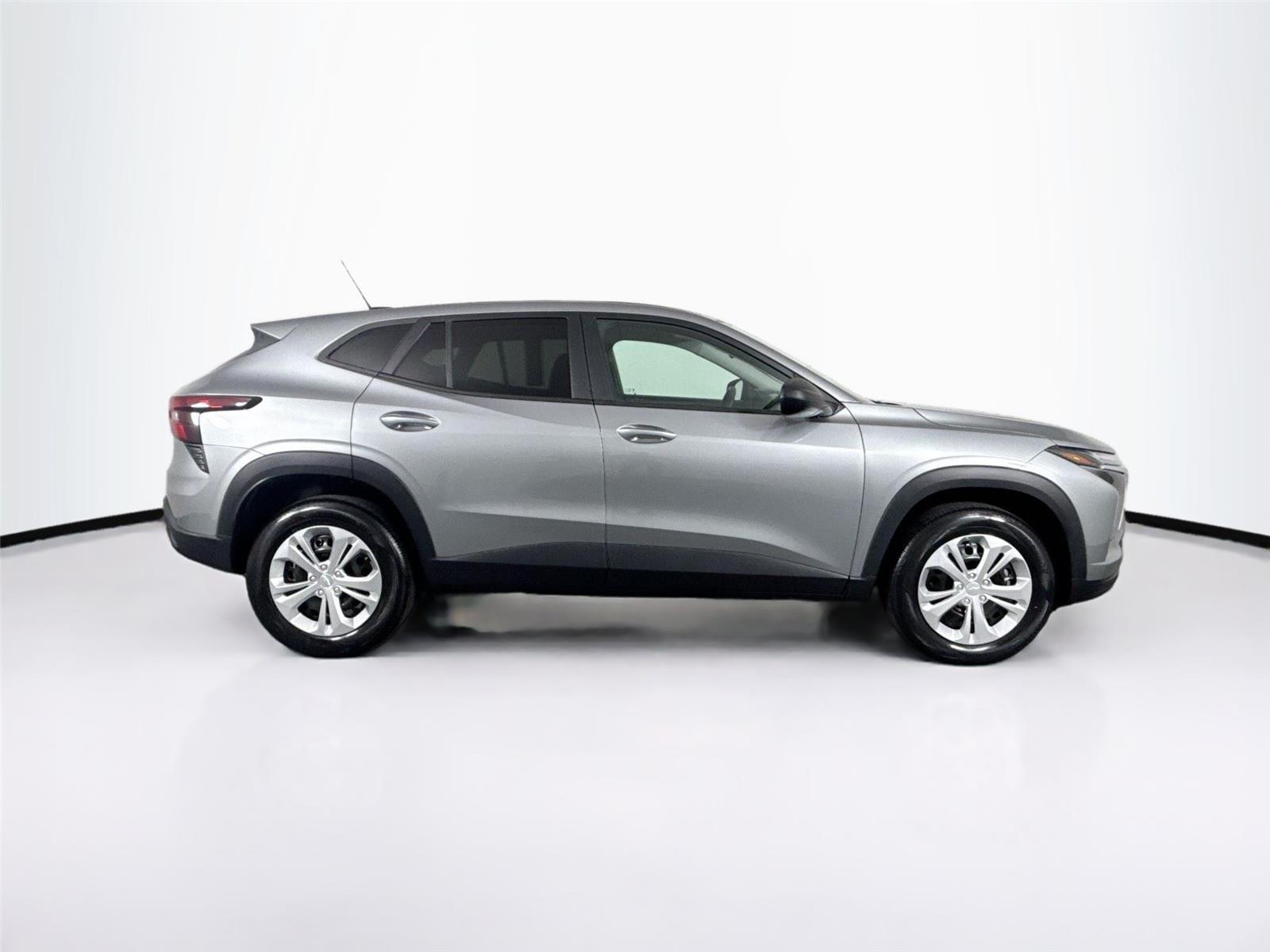 2024 Chevrolet Trax LS photo 4
