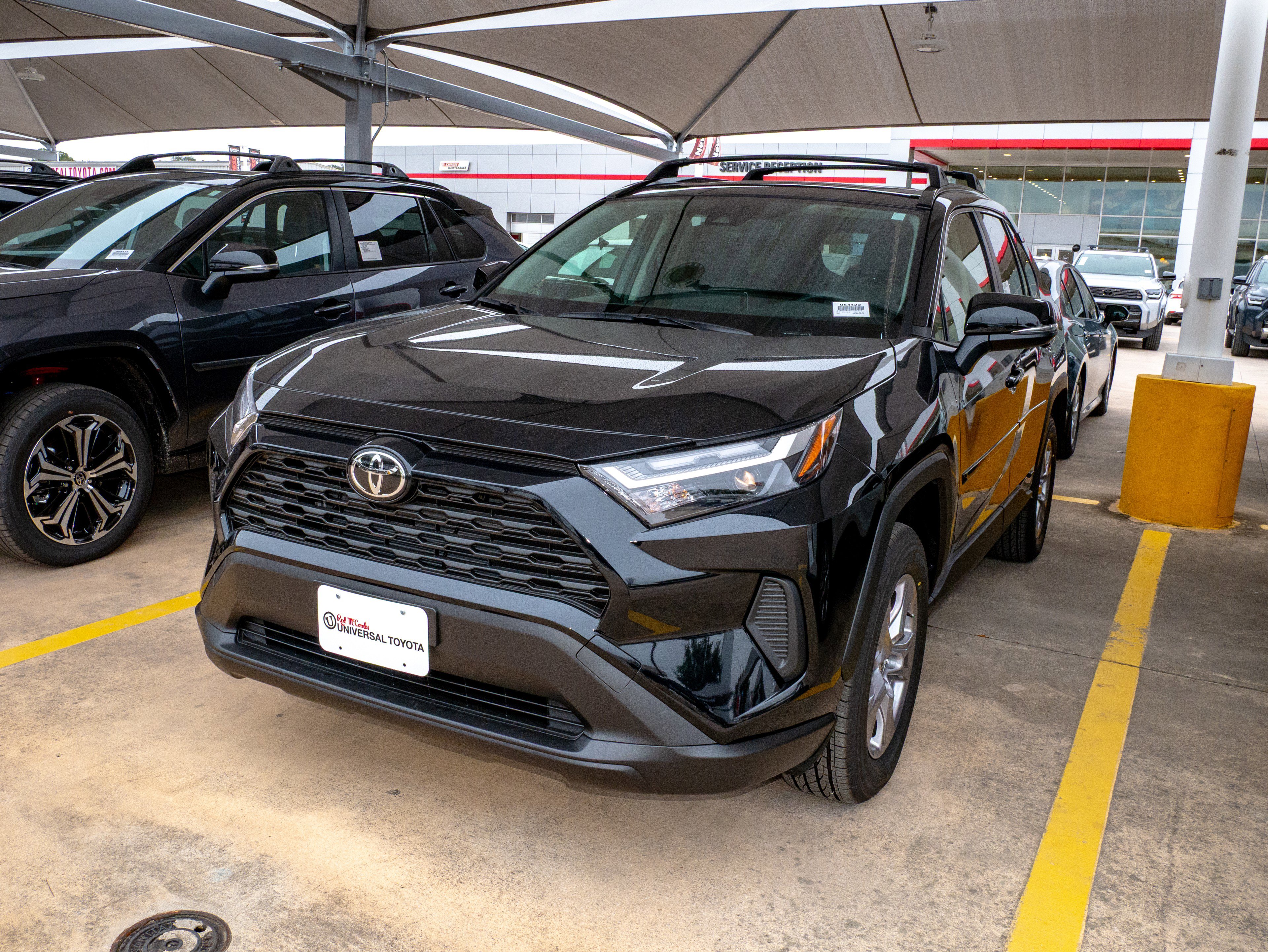 2025 Toyota RAV4 XLE's photo