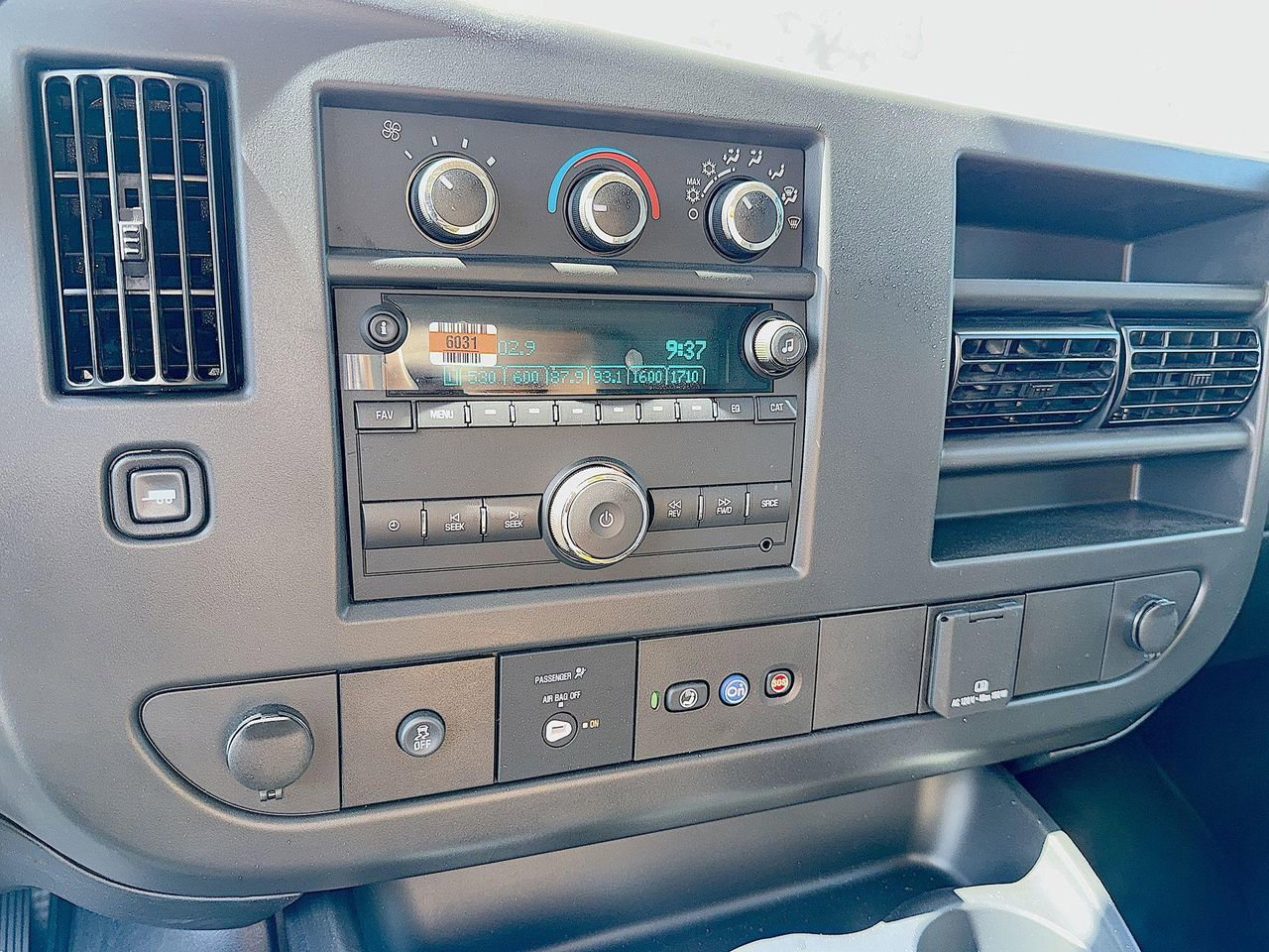 2025 Gmc Savana Cutaway photo 16