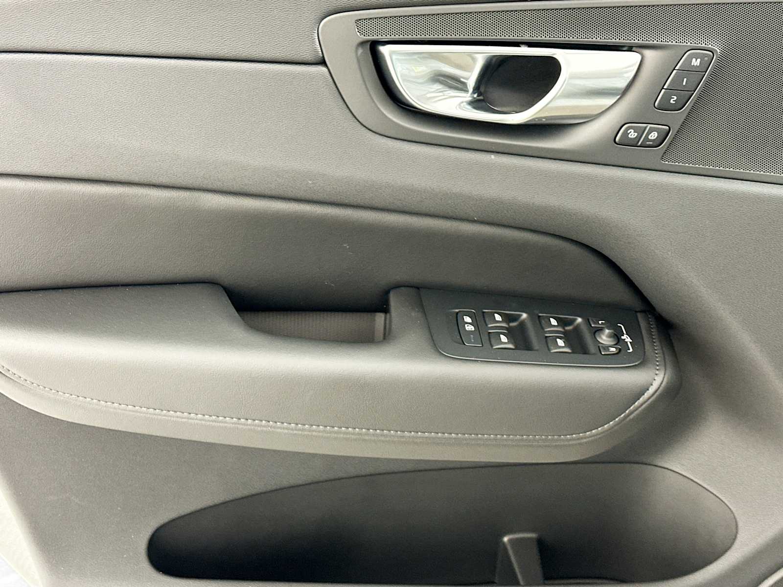 2025 Volvo XC60 T8 Plus photo 15