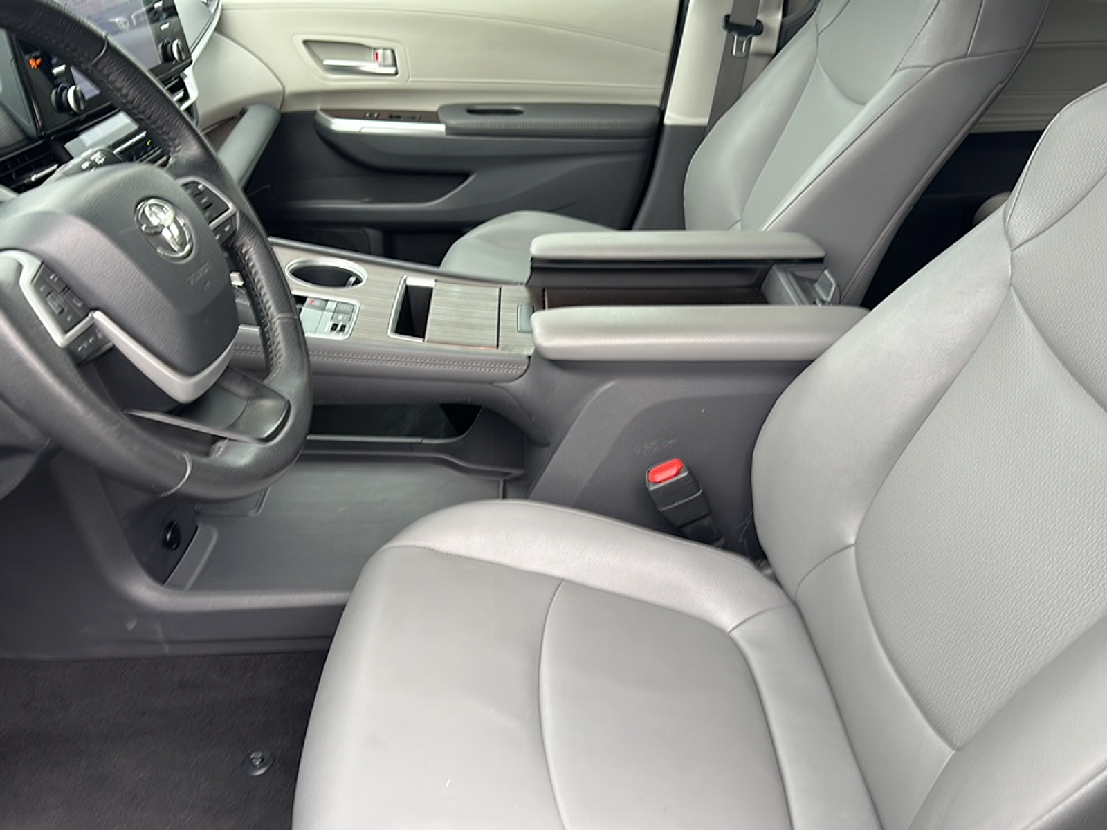 2024 Toyota Sienna XLE photo 5