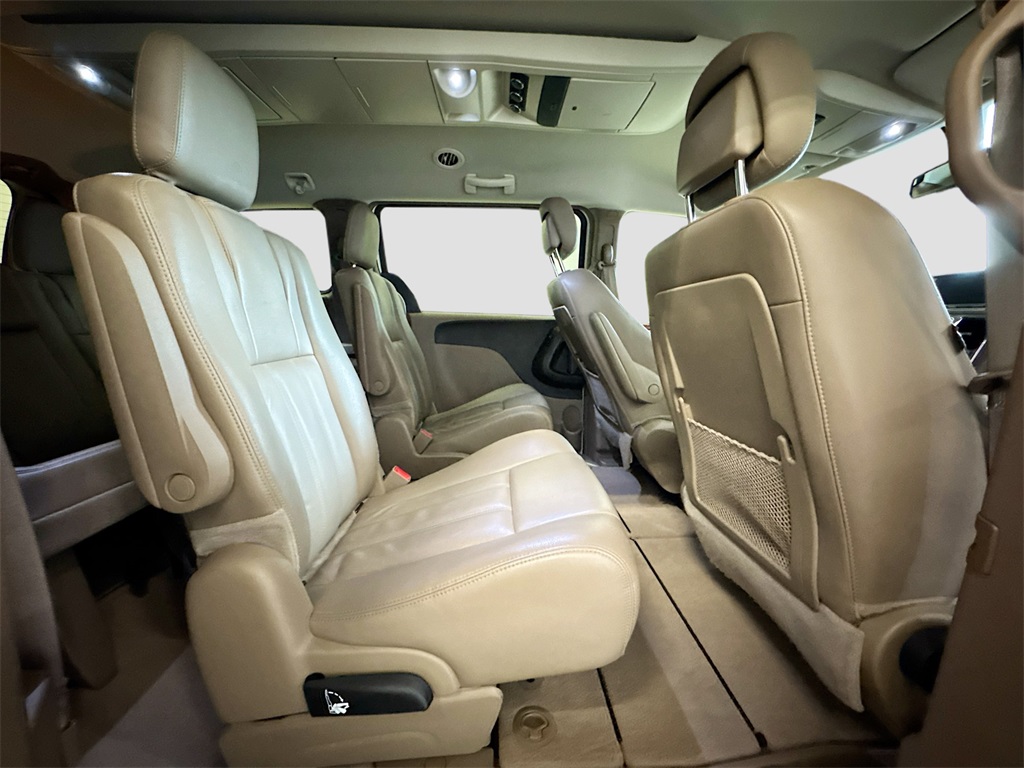 2013 Chrysler Town & Country Touring photo 16