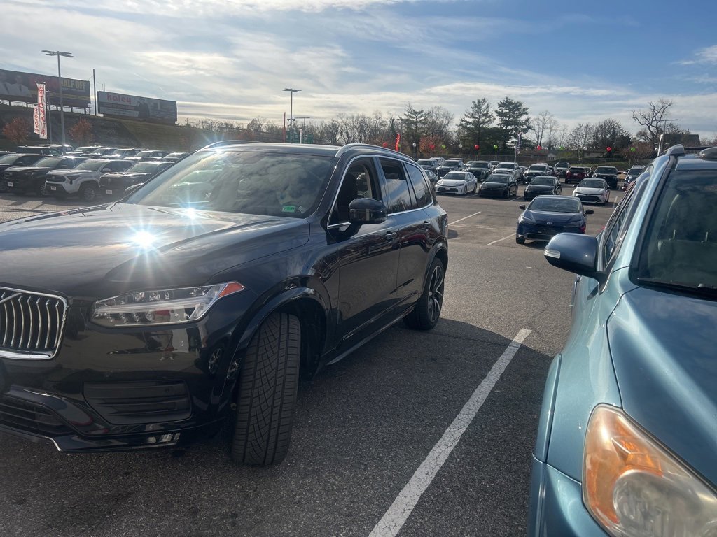2022 Volvo XC90 Momentum's photo