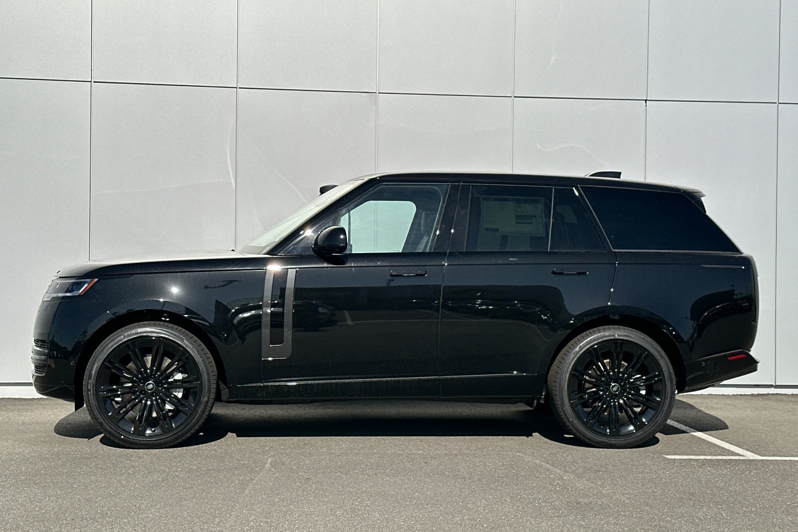 2025 Land Rover Range Rover SE photo 2