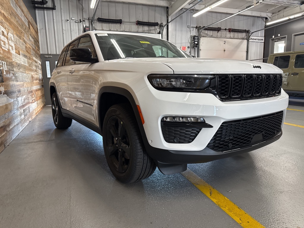 2025 Jeep Grand Cherokee Limited photo 2