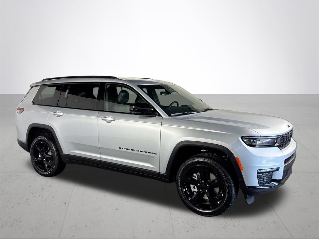 2025 Jeep Grand Cherokee Limited photo 3