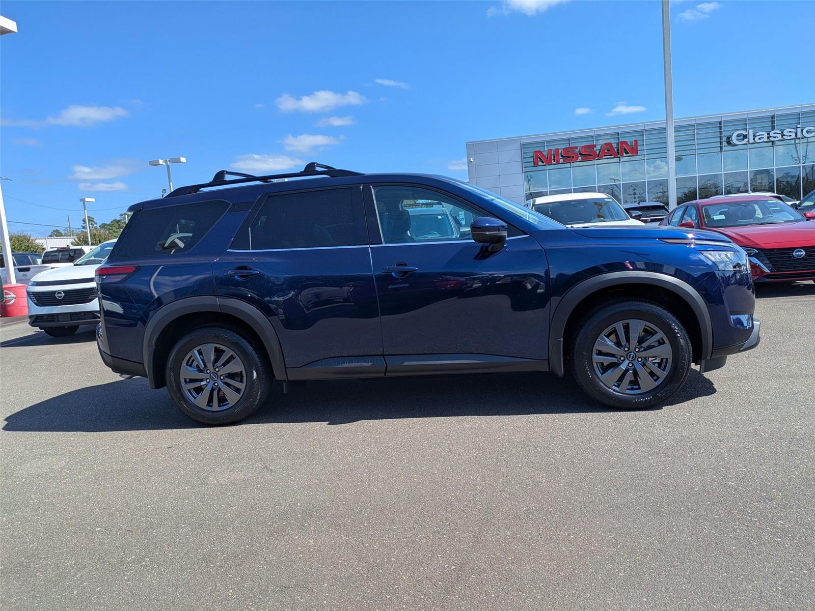 2025 Nissan Pathfinder SV photo 4