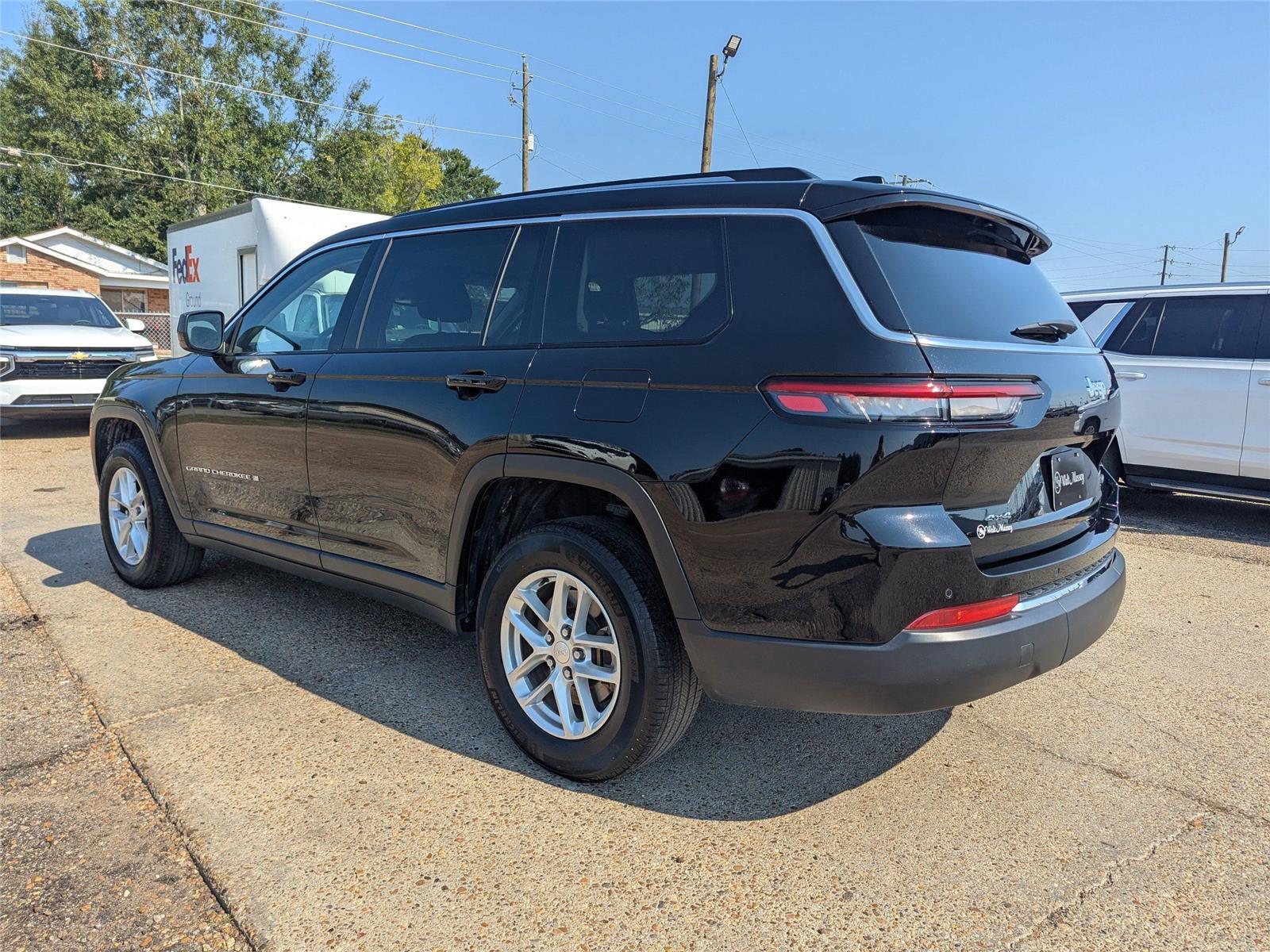 2023 Jeep Grand Cherokee Laredo photo 3