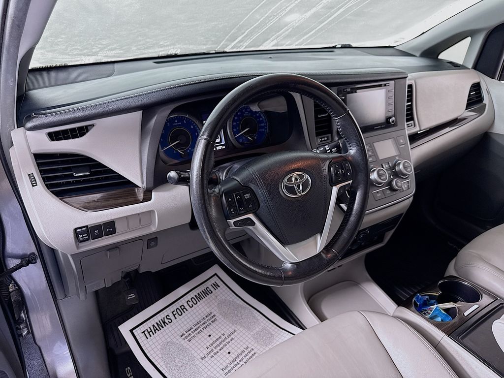2018 Toyota Sienna XLE Premium photo 12