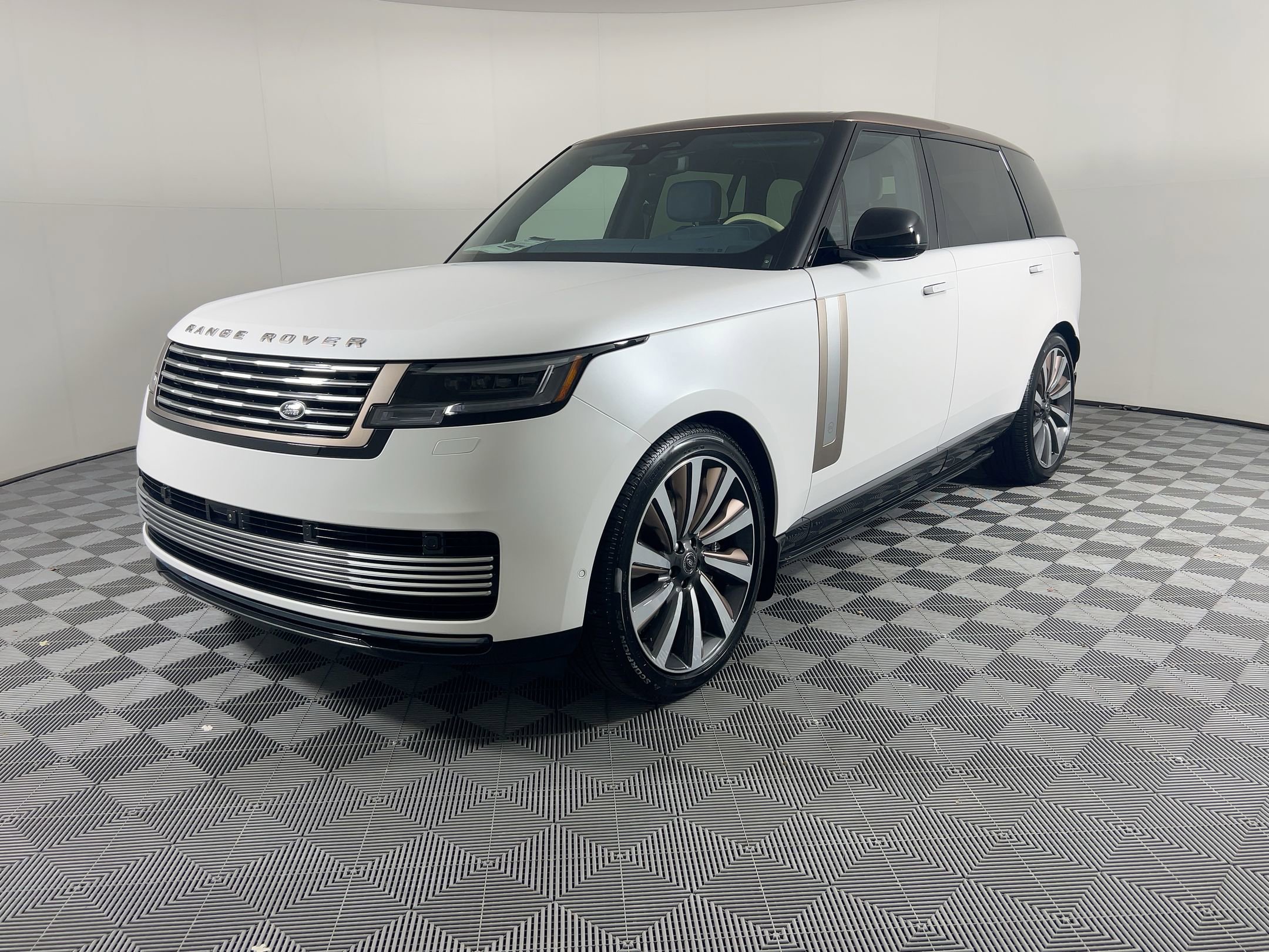 2025 Land Rover Range Rover SV's photo