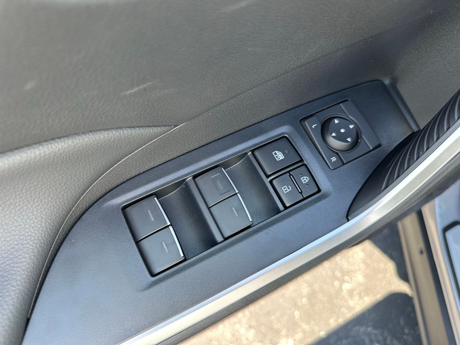 2025 Toyota RAV4 Hybrid XLE photo 10