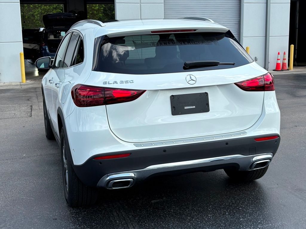 2025 Mercedes Benz GLA 250 photo 3