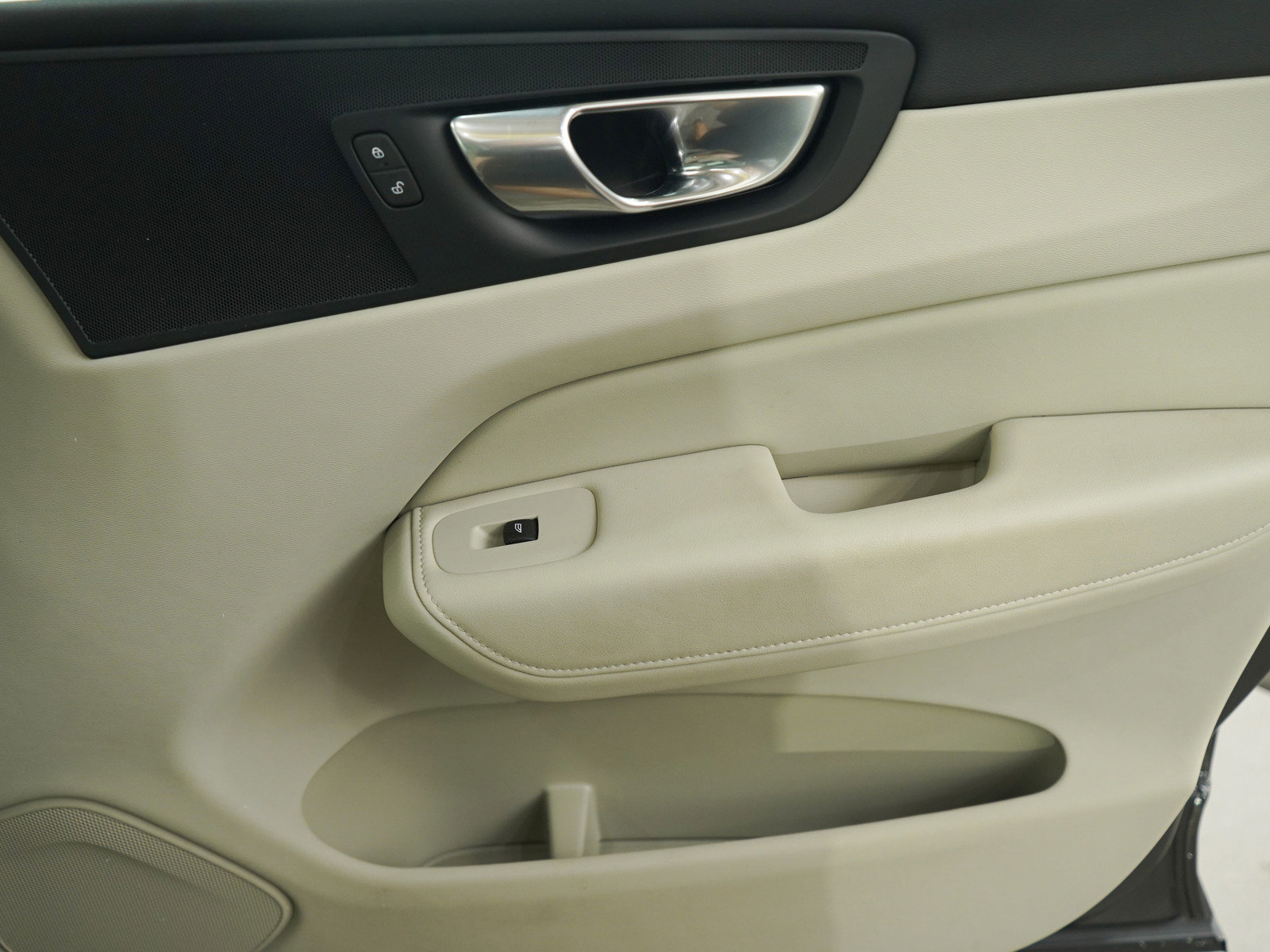 2023 Volvo XC60 B5 Core photo 10