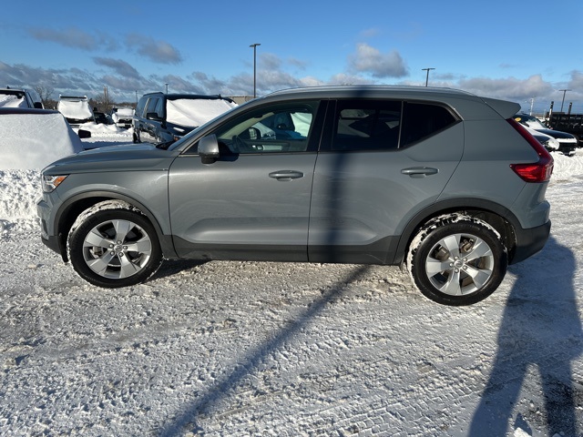 2021 Volvo XC40 Momentum photo 3