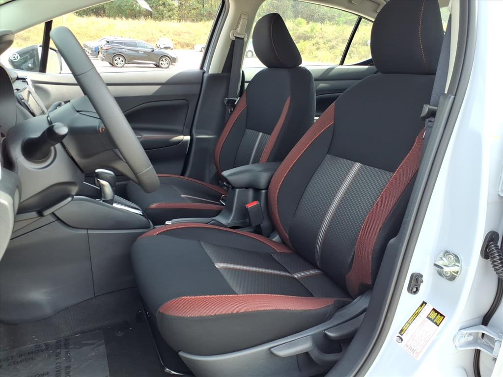 2025 Nissan Versa SR photo 4