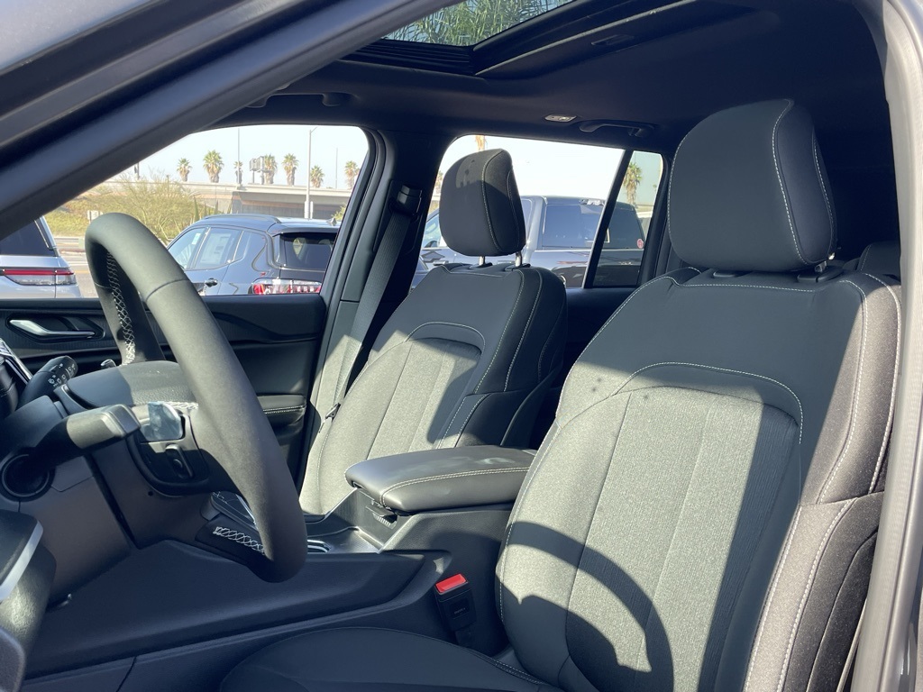 2025 Jeep Grand Cherokee Laredo X photo 15