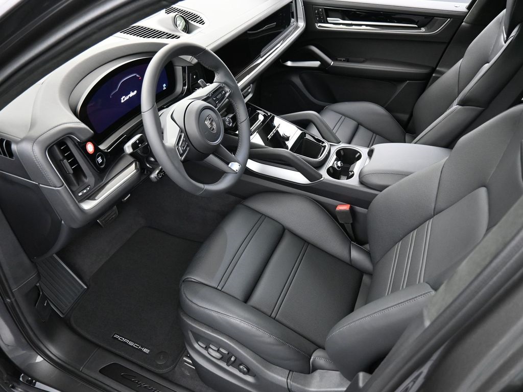 2025 Porsche Cayenne Turbo E-Hybrid photo 3
