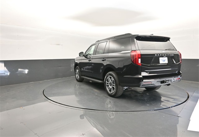 2025 Ford Expedition photo 2