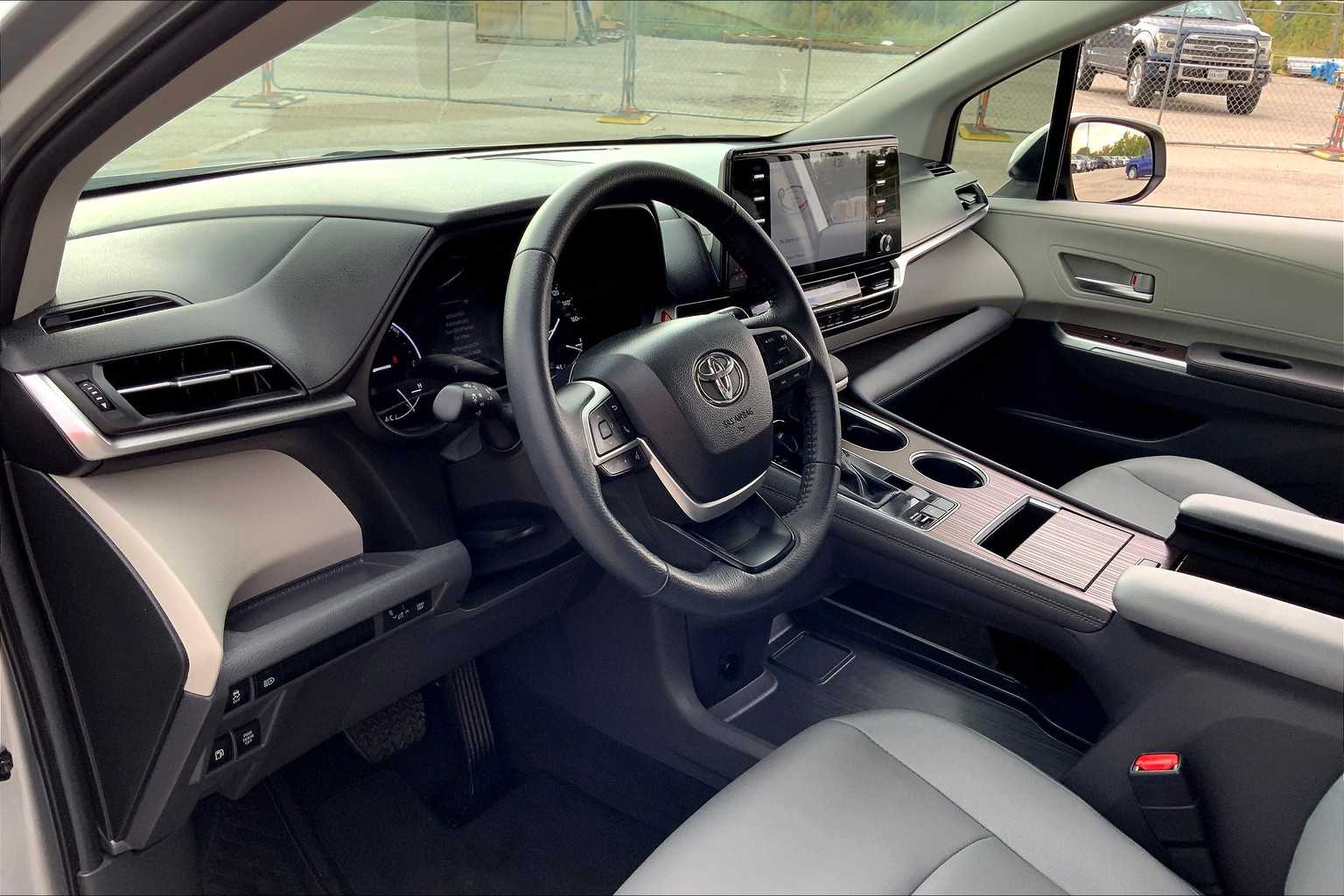 2024 Toyota Sienna XLE photo 16