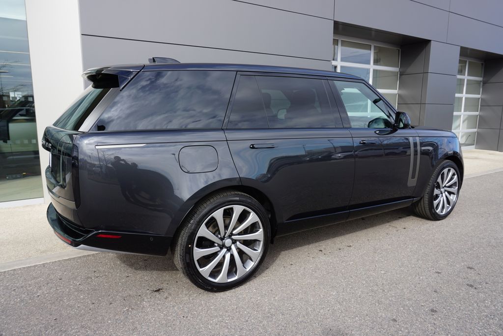2025 Land Rover Range Rover SE photo 4