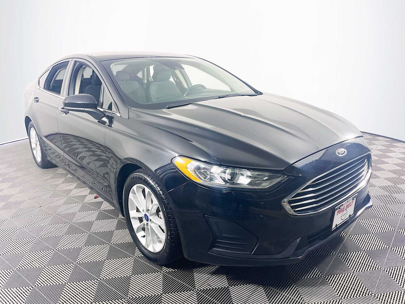 2019 Ford Fusion SE photo 2