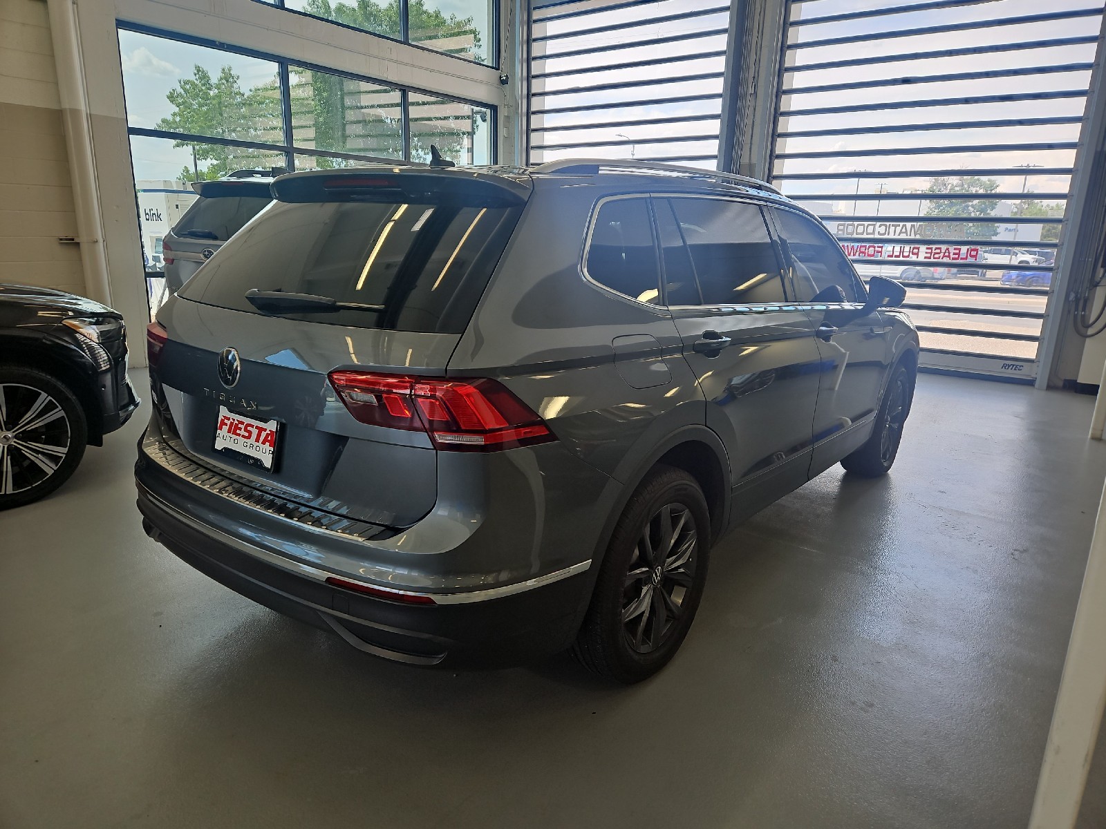 Used 2023 Platinum Gray Metallic Volkswagen SE image 4