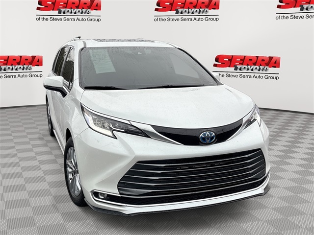 2024 Toyota Sienna Limited's photo