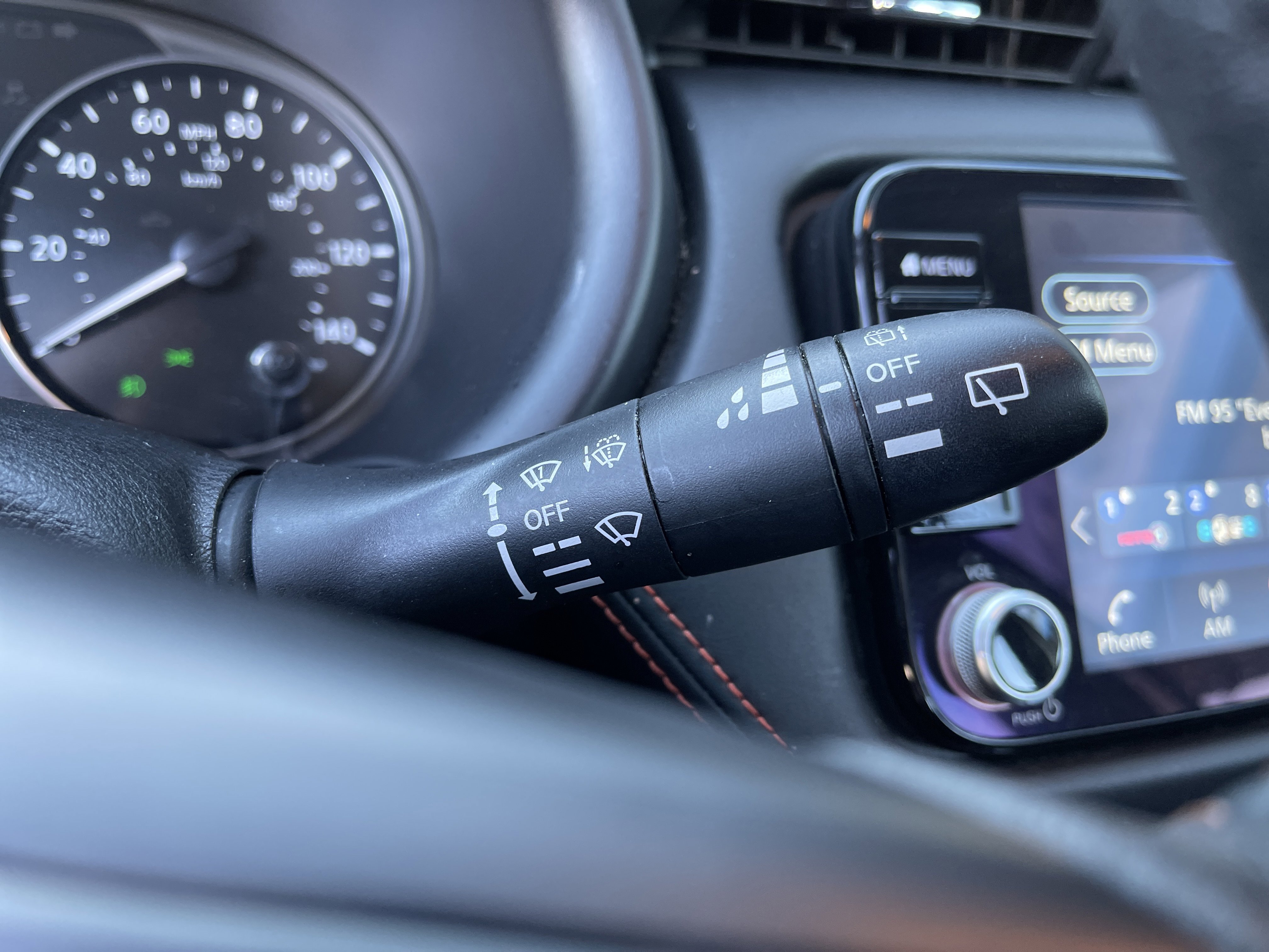 2024 Nissan Kicks SR photo 3