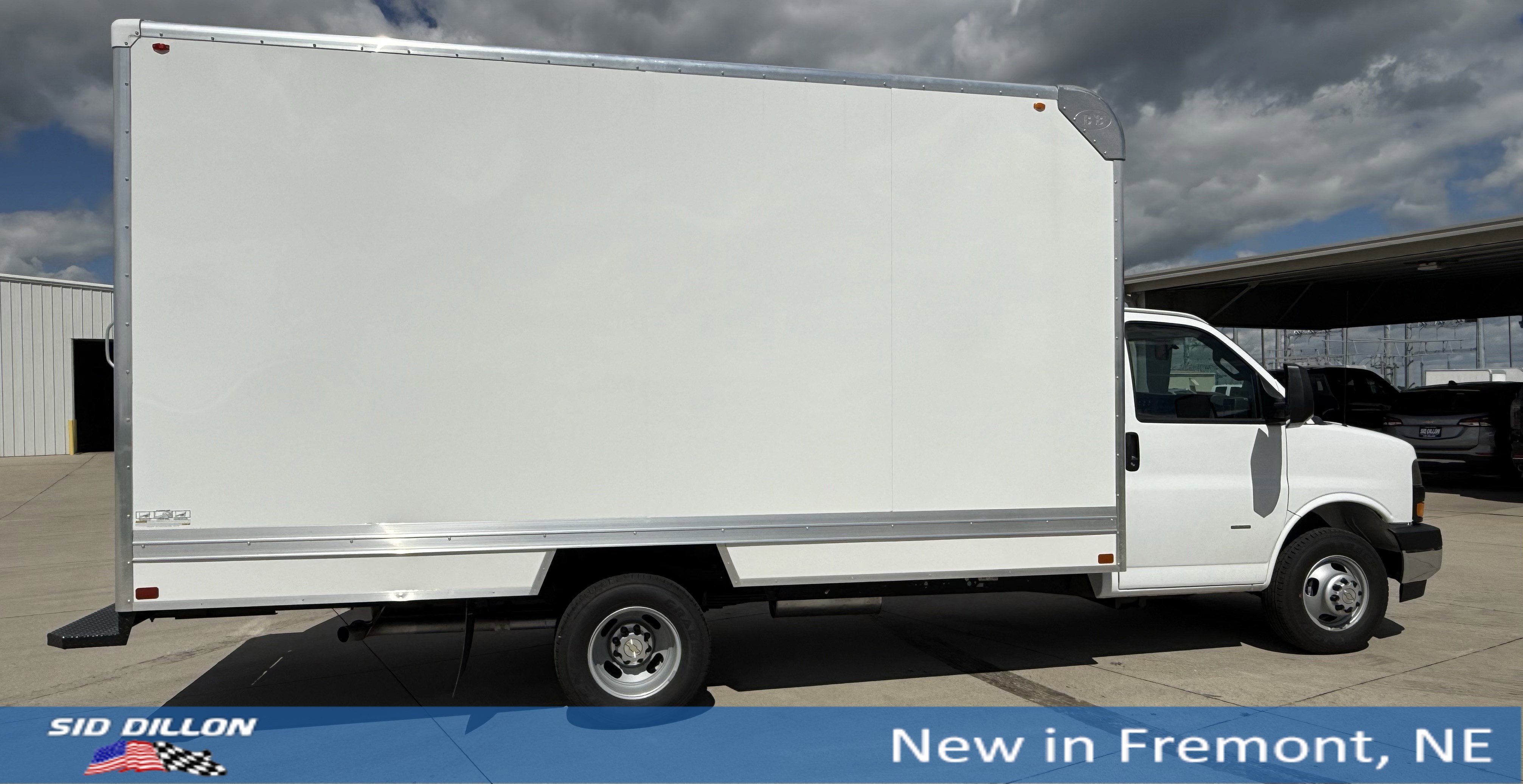 2025 Chevrolet Express Cutaway 3500 photo 2