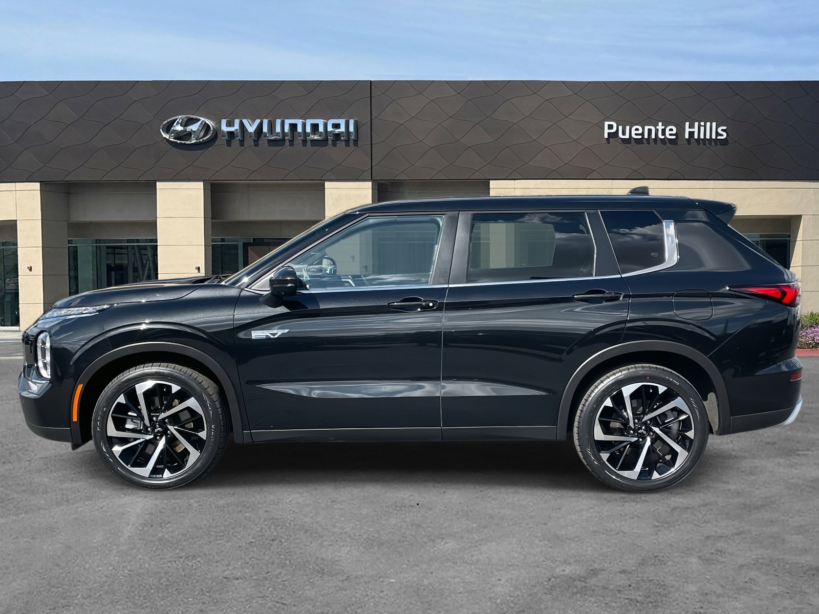 2023 Mitsubishi Outlander PHEV SE photo 3
