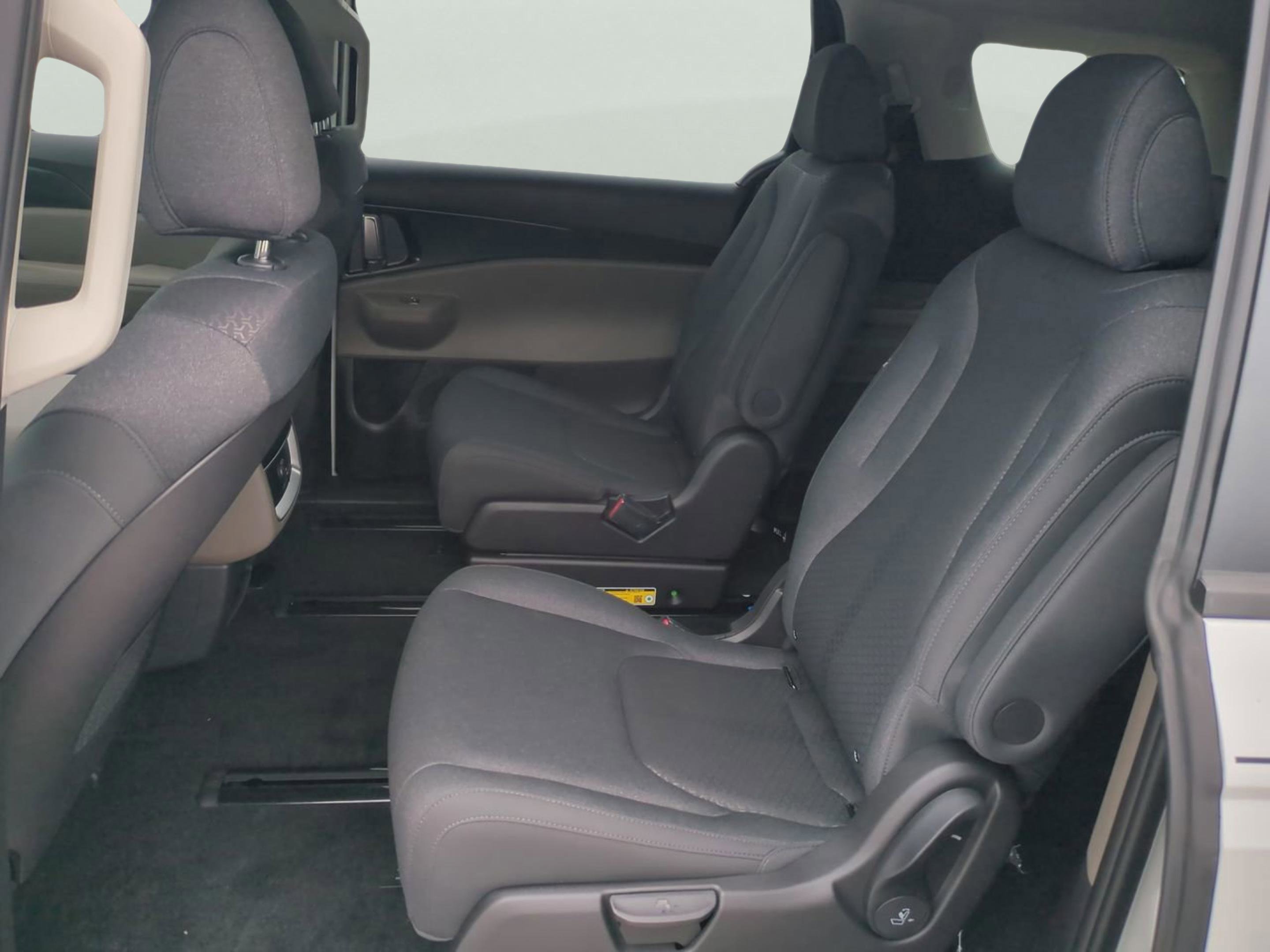 2026 Kia Carnival LX photo 10