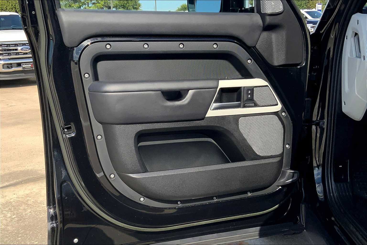 2023 Land Rover Defender SE photo 19