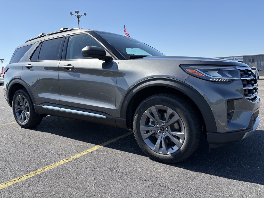 2025 Ford Explorer photo 3