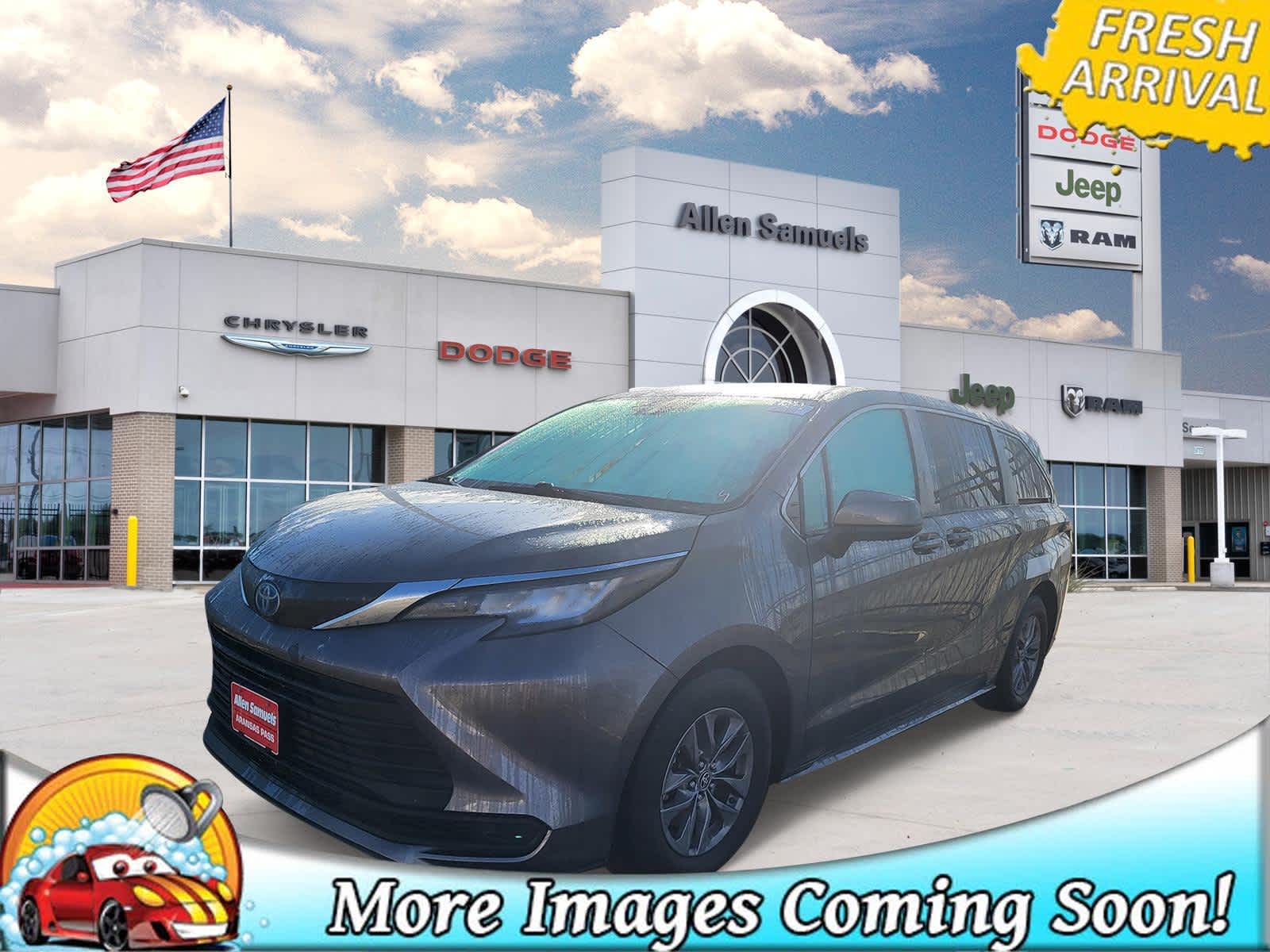 2022 Toyota Sienna LE's photo