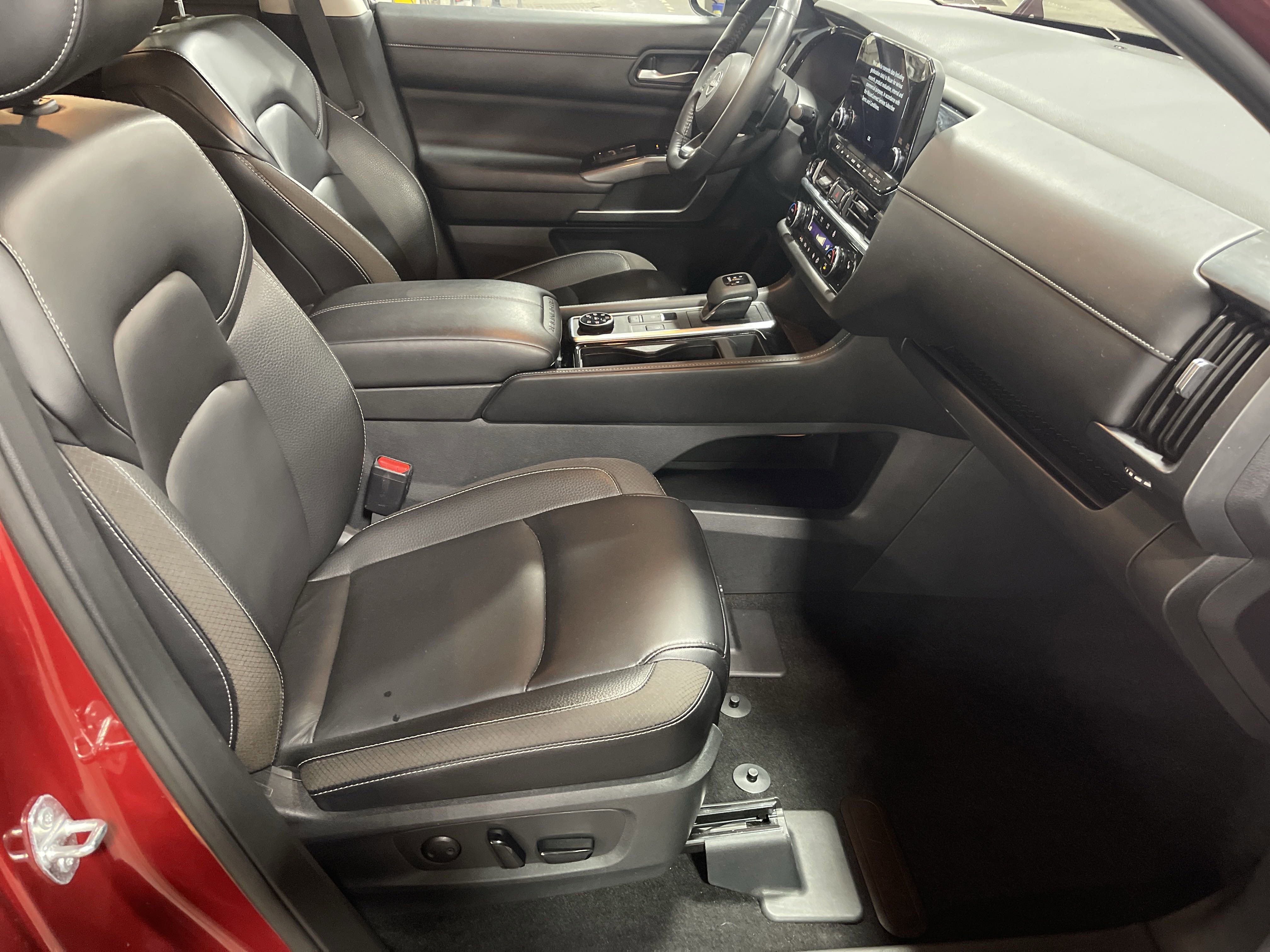 2023 Nissan Pathfinder SL photo 2