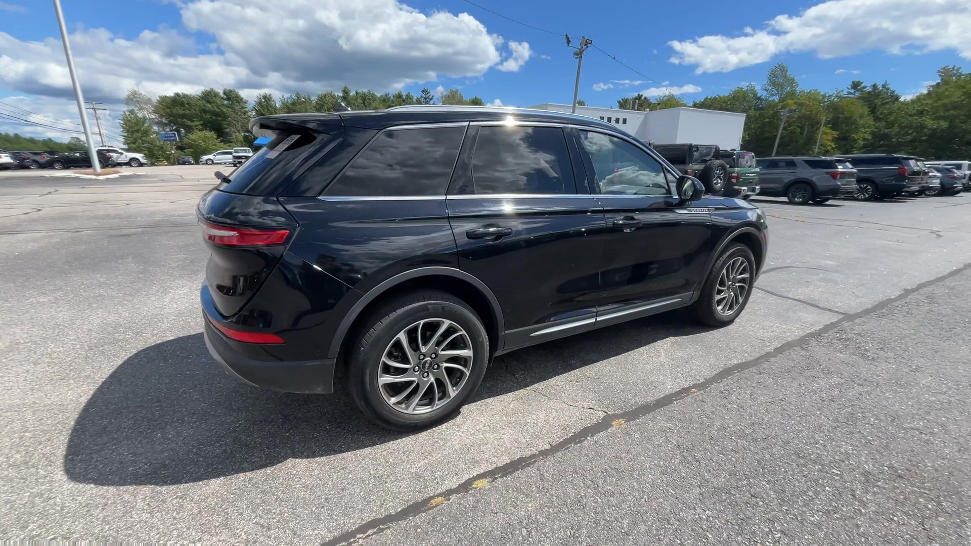 2022 Lincoln Corsair Standard photo 19