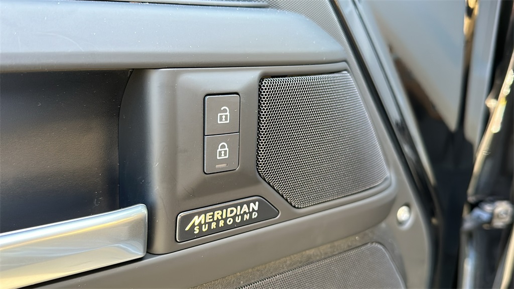 2025 Land Rover Defender 110 X-Dynamic SE photo 9