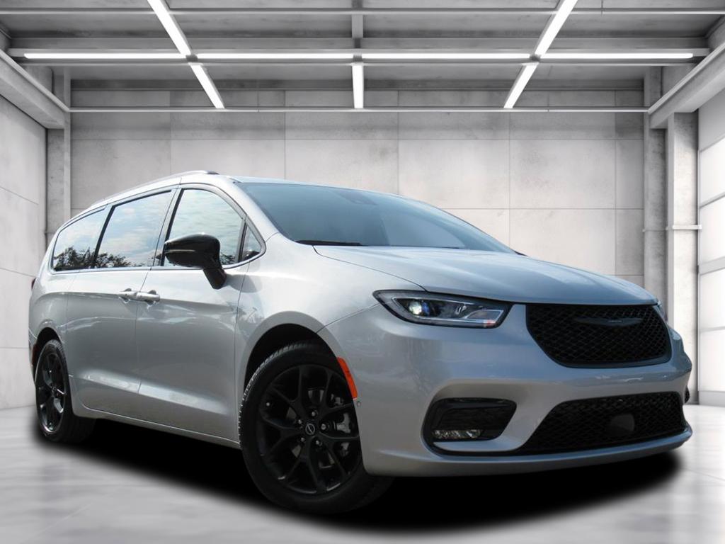 2026 Chrysler Pacifica Limited's photo